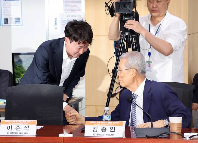 이준석 개혁신당 의원과 김종인 개혁신당 전 상임고문이 23일 오후 서울 여의도 국회 의원관에서 열린 대선 평가 세미나에서 악수하고 있다. 뉴시스