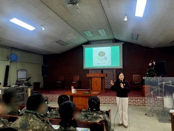 정혜선 동두천시정신건강복지센터 부센터장이 지역 내 한 군 부대에서 자살예방 생명지킴이교육 ‘보고듣고말하기’ 강연을 진행하고 있다. 본인 제공