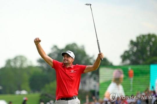 우승 샷 성공한 뒤 두 주먹을 불끈 쥐는 브래들리 / 사진=연합뉴스