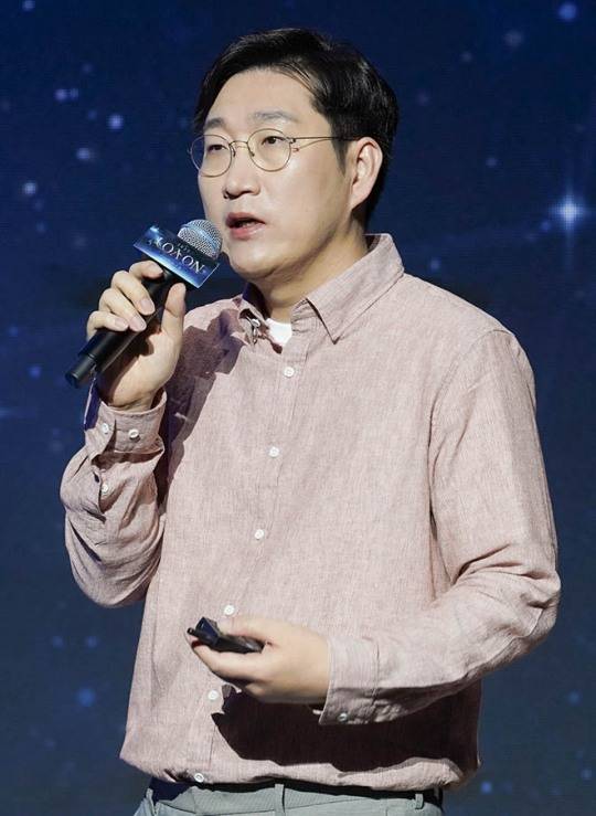 스마일게이트 전재학 디렉터가 '2025 로아온 썸머' 프리뷰 행사에서 발표를 진행 중이다. 사진 제공 : 스마일게이트