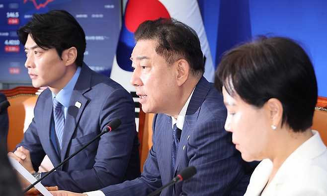 더불어민주당 김병기 당대표 직무대행 겸 원내대표가 23일 서울 여의도 국회에서 열린 최고위원회의에서 발언하고 있다 / 사진 =연합뉴스