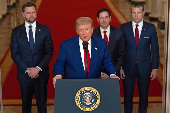 도널드 트럼프 미국 대통령(왼쪽 두 번째)이 21일(현지시간) 백악관에서 이란의 핵 시설 폭격과 관련한 대국민 담화를 하고 있다. 이날 대국민 담화에는 J D 밴스 부통령(맨 왼쪽), 마코 루비오 국무장관(왼쪽 세 번째), 피트 헤그세스 국방부 장관(맨 오른쪽)이 참석했다. [AFP연합뉴스]