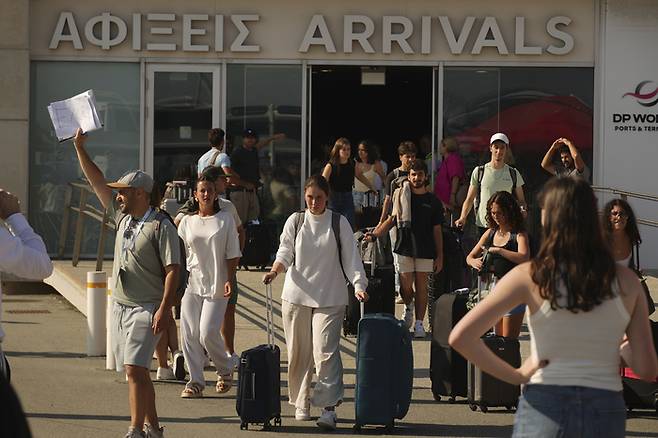 이스라엘에서 대피해 21일 사이프러스 항구에 당도한 미국인들 모습 [사진 = 연합뉴스]