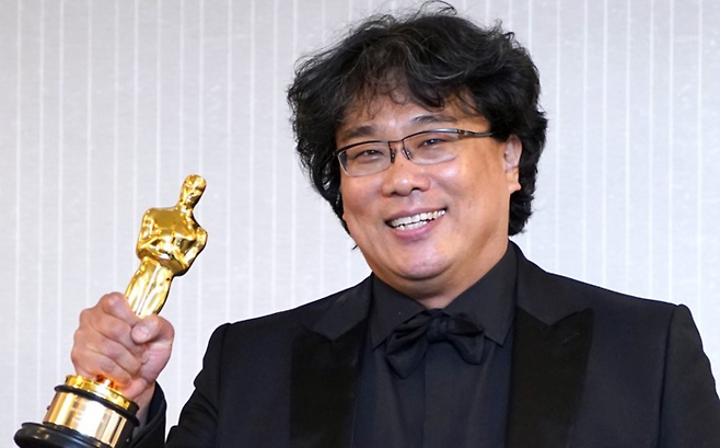 오스카상 트로피를 손에 쥔 봉준호 감독. 연합뉴스