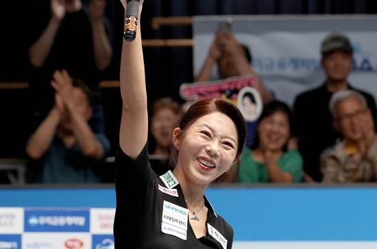 22일 밤 경기도 고양 ‘고양킨텍스PBA스타디움’에서 열린 ‘25/26’우리금융캐피탈LPBA챔피언십‘ 결승전에서 김가영이 차유람을 세트스코어 4:0으로 꺾고 우승했다. 우승을 확정한 김가영이 큐를 들어올리며 환호하고 있다. (사진=PBA)