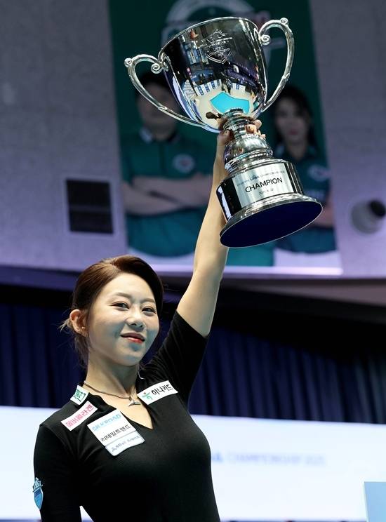 우승트로피를 들고 기뻐하는 김가영. (사진=PBA)