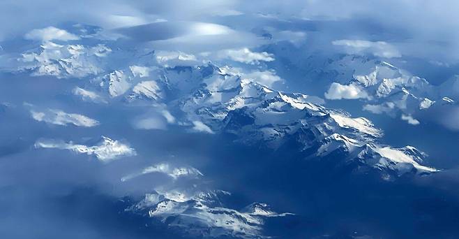 캐나다 캐내내스키스에서 열린 G7 정상회의에 참석하기 위해 비행하는 공군 1호기에서 바라본 로키산맥의 모습입니다. 여름에도 눈이 그대로 쌓여 있어 대자연의 위대함이 느껴집니다. 김호영 기자