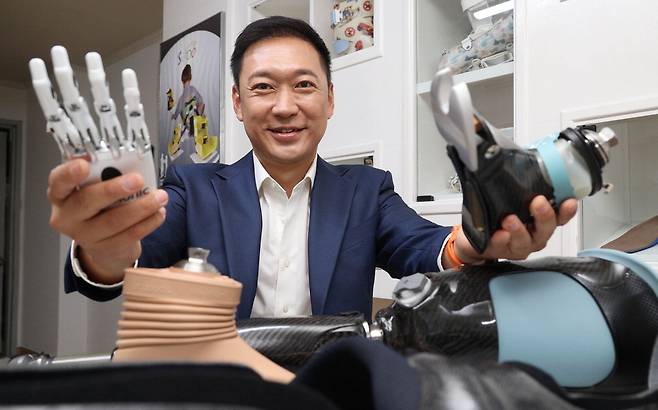 이승욱 정립의지 대표가 자사가 국내에서 유통하고 있는 의수와 의족 제품을 소개하고 있다. 
 이충우 기자