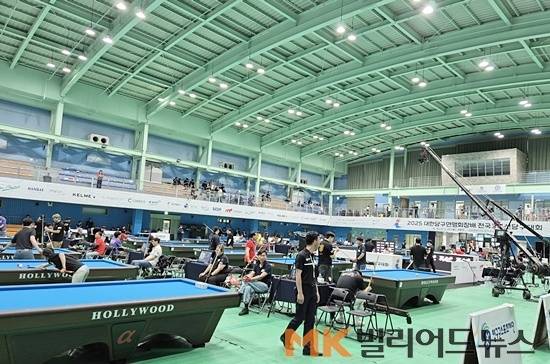 ‘2025 대한당구연맹회장배 전국3쿠션당구대회’가 18~22일 강원도 양구에서 열렸다. 이번 대회는 “정적에서 축제로”라는 컨셉 아래 경기장에 역동감 있는 음악을 틀고, 경기장 밖에는 다양한 이벤트존을 만들어 관중들의 호응을 얻었다.