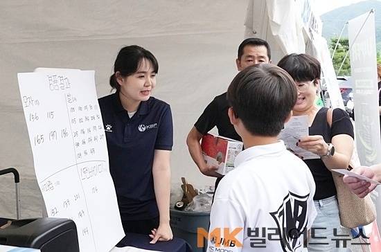 대한당구연맹회장배가 열린 강원도 양구 청춘체육관 외부 이벤트존에서 관중들이 경품행사에 참여하고 있다.