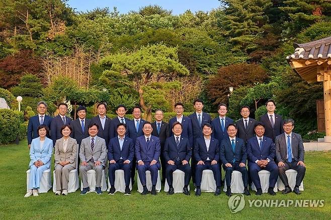 이재명 대통령이 23일 한남동 관저에서 더불어민주당 원내지도부와 만찬에 앞서 기념촬영을 하고 있다. 2025.6.23 [사진제공=대통령실]