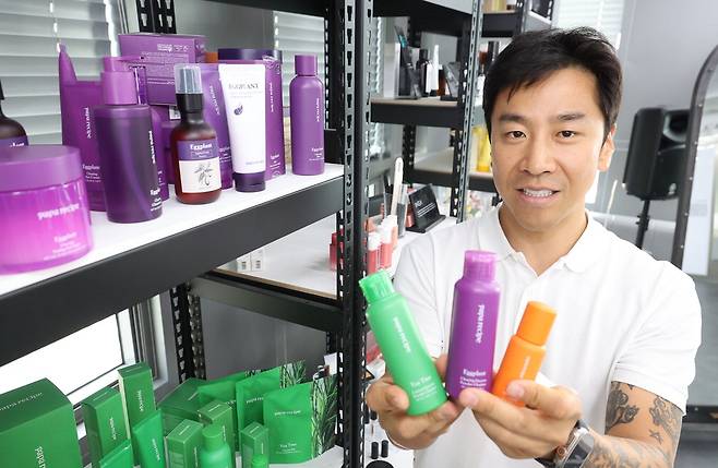 김한균 창업자가 매일경제와 인터뷰하며 자사 화장품을 소개하는 모습. 이승환 기자