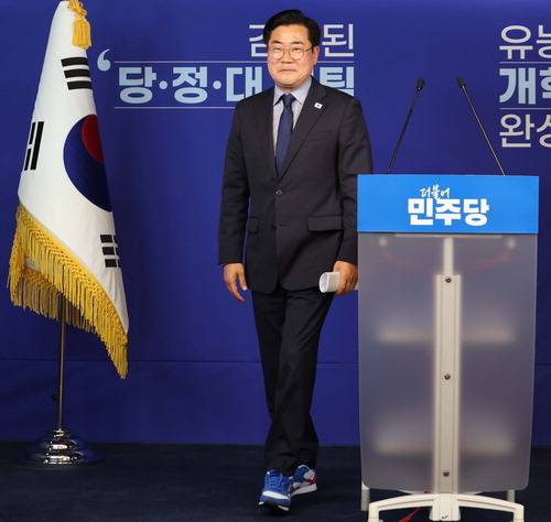 23일 더불어민주당 대표 출마 선언을 한 박찬대 의원이 이재명 대통령이 대선 기간에 신었던 것과 같은 종류의 신발을 신은 채 등장하고 있다.  한주형 기자
