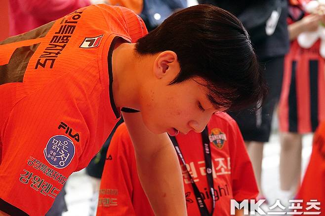 팬에게 사인해 주고 있는 양민혁. 사진=이근승 기자