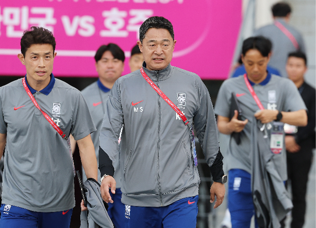 이민성 감독과 U-22 대표팀 코칭스태프. 이민성 감독(중앙)의 오른편에 선 이경수 코치. 사진=연합뉴스 제공