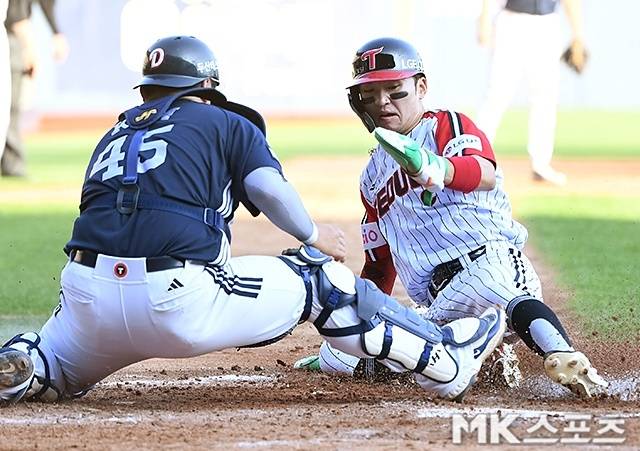 박해민이 22일 잠실 두산전 3회말 오스틴의 짧은 플라이에 득점하고 있다. 사진(잠실 서울)=천정환 기자