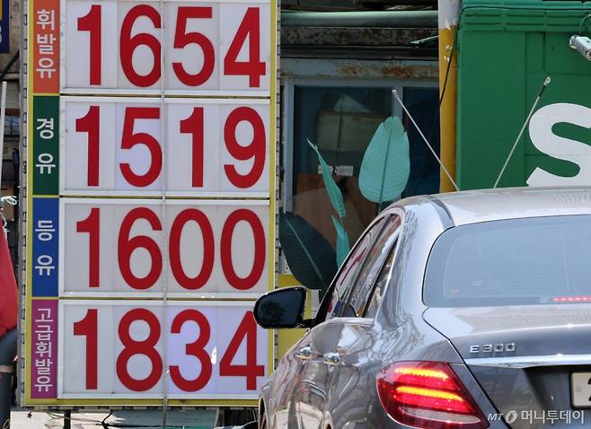 [서울=뉴시스] 배훈식 기자 = 미국의 이란 핵 시설 공습 소식이 전해진 22일 오후 서울 중구의 주유소에서 한 차량이 기름을 넣기 위해 대기하고 있다. 이날 1652.55원(오피넷 기준)을 기록한 전국 평균 휘발유 가격은 미국의 이번 이란 공습 영향을 받을 국제유가에 따라 상승할 것이 염려되고 있다. 2025.06.22. dahora83@newsis.com /사진=배훈식