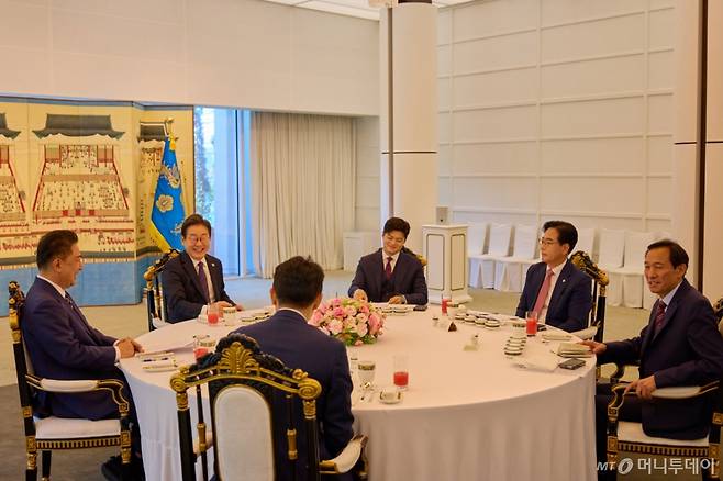 (서울=뉴스1) 허경 기자 = 이재명 대통령이 22일 서울 한남동 관저에서 열린 여야 지도부 오찬에서 발언하고 있다. 왼쪽부터 시계 방향으로 김병기 더불어민주당 당대표 직무대행 겸 원내대표, 이 대통령, 김용태 국민의힘 비상대책위원장, 송언석 원내대표, 우상호 정무수석, 강훈식 비서실장. (대통령실 제공. 재판매 및 DB 금지) 2025.6.22/뉴스1  Copyright (C) 뉴스1. All rights reserved. 무단 전재 및 재배포,  AI학습 이용 금지. /사진=(서울=뉴스1) 허경 기자