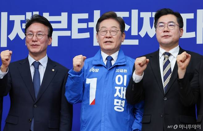 (서울=뉴스1) 안은나 기자 = 이재명 더불어민주당 대선 후보(가운데), 박찬대 대표 직무대행 겸 원내대표(오른쪽), 김민석 최고위원이 28일 서울 여의도 국회에서 열린 최고위원회의에서 파이팅을 외치며 기념 촬영하고 있다. 2025.4.28/뉴스1 Copyright (C) 뉴스1. All rights reserved. 무단 전재 및 재배포, AI학습 이용 금지. /사진=(서울=뉴스1) 안은나 기자