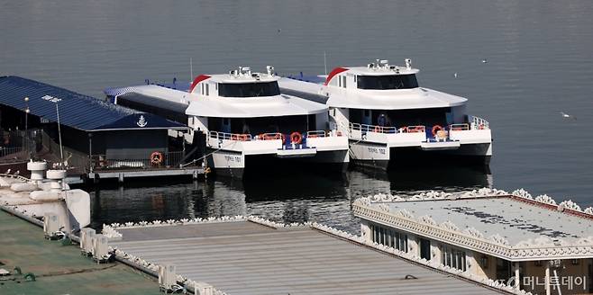 [서울=뉴시스] 홍효식 기자 = 내달부터 시범 운항하는 수상 대중교통 한강버스가 27일 서울 여의도 한강 선착장에 정박해 있다.  한강버스는 마곡·망원·여의도·압구정·옥수·뚝섬·잠실 7개 선착장을 오갈 예정이며, 출퇴근 시간 15분 간격으로 운항된다. 2025.02.27. yesphoto@newsis.com /사진=홍효식