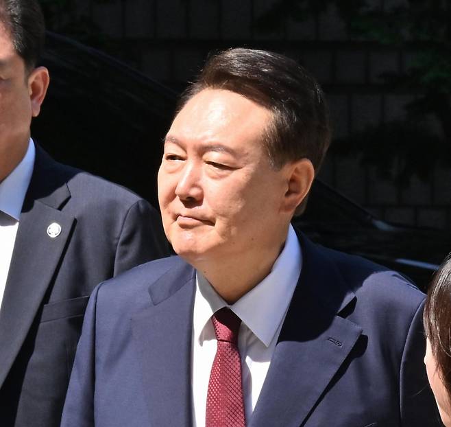 윤석열 전 대통령이 23일 서울 서초구 서울중앙지방법원에서 열린 내란 우두머리 혐의·직권남용 권리행사 방해 혐의 사건 8차 공판에 출석하고 있다. /사진=뉴시스.