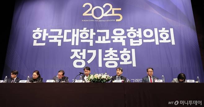 이주호 사회부총리 겸 교육부 장관이 지난 1월 22일 서울 중구 웨스틴 조선호텔에서 열린 '2025 한국대학교육협의회(대교협) 정기총회'에 참석해 인사말을 하고 있다/사진=뉴스1 /사진=(서울=뉴스1) 김도우 기자