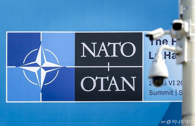 19일(현지시간) 네덜란드 헤이그 월드포럼 건물에 북대서양조약기구(NATO·나토) 로고가 붙어 있다. 나토 정상회의는 오는 24~25일 헤이그에서 개최될 예정이다. /AFPBBNews=뉴스1