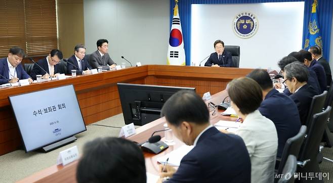 [서울=뉴시스] 고범준 기자 = 이재명 대통령이 23일 서울 용산구 대통령실 청사에서 열린 제1차 수석보좌관회의에서 발언하고 있다. 2025.06.23. bjko@newsis.com /사진=고범준