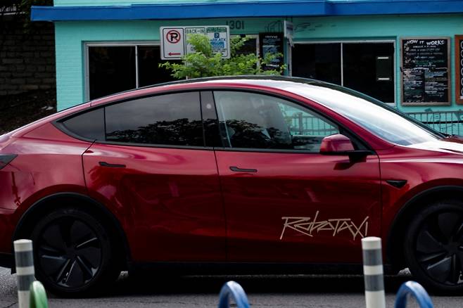 (오스틴 로이터=뉴스1) 뒷좌석에 아무도 태우지 않은 한 테슬라 로보택시가 미국 텍사스주 오스틴의 사우스콩그레스애비뉴 거리를 운행하고 있다. 2025.06.22. /로이터=뉴스1