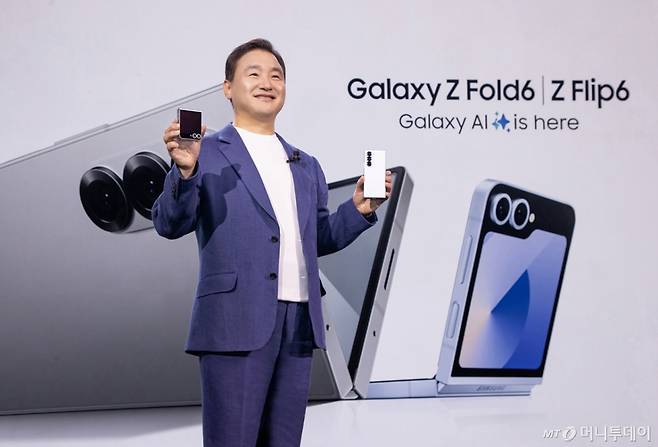 노태문 삼성전자 DX(디바이스경험) 부문장 직무대행이 지난해 프랑스 파리에서 개최된 '갤럭시 언팩 2024(Galaxy Unpacked 2024)' 행사에서 갤럭시 AI를 결합한 '갤럭시 Z 폴드6'와 '갤럭시 Z 플립6'를 공개하고 있다. /사진=삼성전자