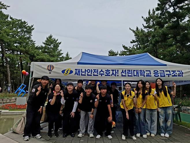 '제3회 대한민국 맨발걷기 축제'에서 의료봉사 부스를 운영한 선린대 응급구조과·간호학과 학생들./사진제공=선린대