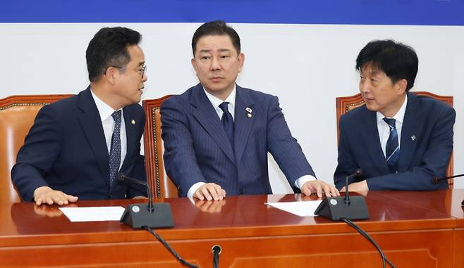 김병기 더불어민주당 당대표 직무대행 겸 원내대표(가운데)가 23일 오후 서울 여의도 국회에서 열린 코스피 5000특별위원회 출범식에서 오기형 특위위원장(오른쪽), 민병덕 의원과 대화하고 있다. /사진=뉴스1 /사진=(서울=뉴스1) 이광호 기자