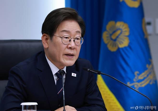 [서울=뉴시스] 고범준 기자 = 이재명 대통령이 23일 서울 용산구 대통령실 청사에서 열린 제1차 수석보좌관회의에서 발언하고 있다. 2025.06.23. bjko@newsis.com /사진=고범준