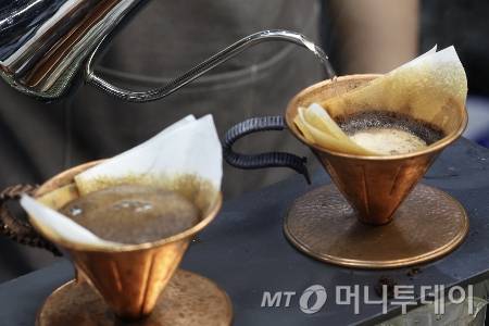 [서울=뉴시스] 김명년 기자 = 8일 오전 서울 강서구 코엑스마곡에서 열린 카페디저트페어에서 참가 업체 관계자가 커피를 내리고 있다. 2025.05.08. kmn@newsis.com /사진=