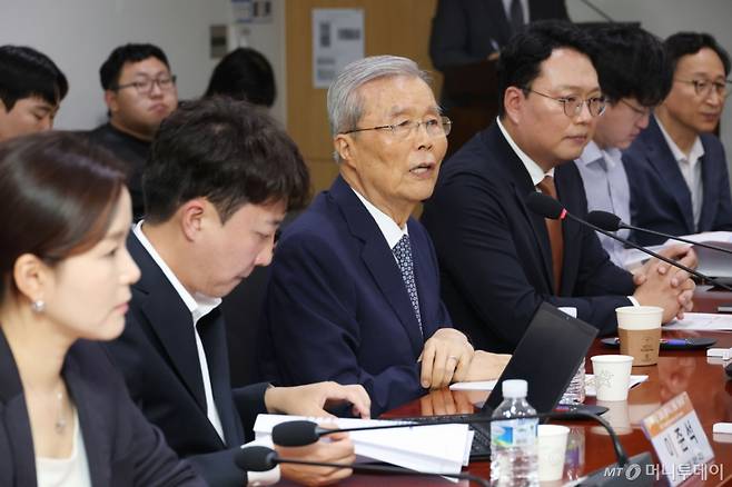 (서울=뉴스1) 이광호 기자 = 김종인 개혁신당 전 상임고문이  23일 오후 서울 여의도 국회 의원회관에서 열린 대선 평가 세미나에서 기념사를 하고 있다. 2025.6.23/뉴스1  Copyright (C) 뉴스1. All rights reserved. 무단 전재 및 재배포,  AI학습 이용 금지. /사진=(서울=뉴스1) 이광호 기자