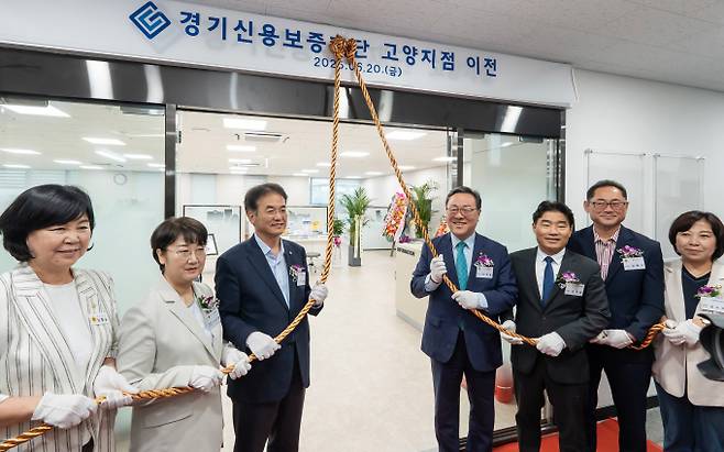 시석중 경기신보 이사장(오른쪽으로부터 4번째)을 비롯해 이동환 고양특례시장(왼쪽서 3번째), 고은정 경기도의회 경제노동위원회 위원장, 김완규 경기도의회 보건복지위원회 의원, 김운남 고양특례시의회 의장, 공소자 고양특례시의회 기획행정위원장, 이해림 고양특례시의회 환경경제위원장 등 지역 주요 인사들이 지난 20일 경기신용보증재단 고양지점 이전 행사를 열고 있다. /사진제공=경기신보