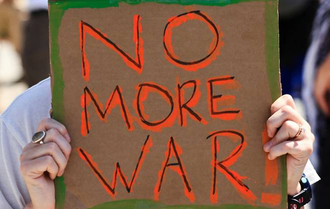 중동 분쟁 긴장감 격화에 풍산, LIG넥스원 등 방산주가 강세다. 사진은 지난 22일(현지시각) 미국 캘리포니아주 로스앤젤레스의 연방 건물에서 시위대가 미국이 이스라엘과 함께 이란 핵 시설 공격에 동참하는 것에 반대하는 시위를 벌이고 있다. /사진=로이터