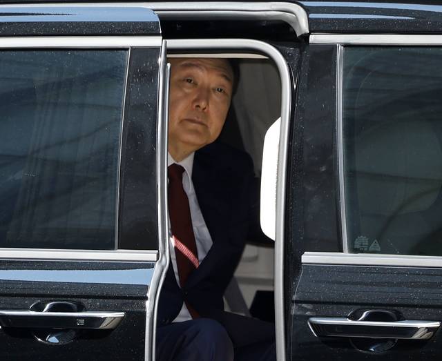 8차 공판 출석한 尹  : 윤석열 전 대통령이 23일 오전 서울 서초구 서울중앙지법에서 열린 내란 우두머리 혐의 사건 8차 공판에 출석하기 위해 차량에서 내리고 있다.    사진공동취재단