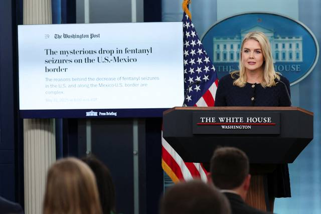 미국의 펜타닐 유입 관련 기사 소개하는 백악관 대변인. 로이터 연합뉴스