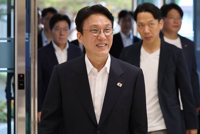 김민석 국무총리 후보자가 20일 대구 수성구 대구디지털혁신진흥원에서 열린 ‘인공지능 전환(AX) 연구거점 조성을 위한 경청 간담회’에 참석하기 위해 이동하고 있다. 연합뉴스