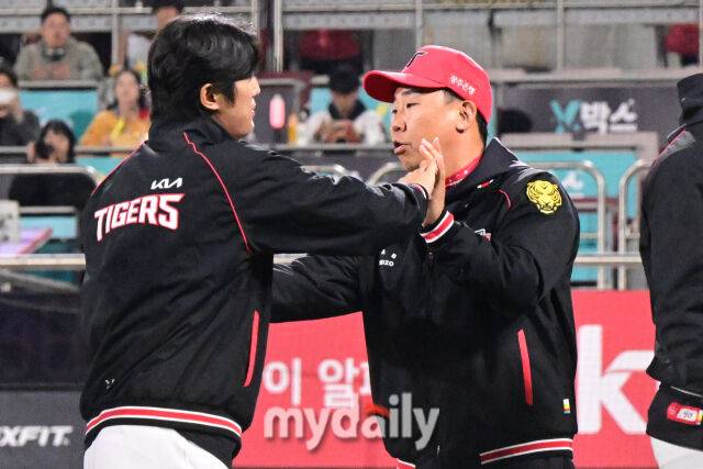 2024년 4월 4일 오후 경기도 수원 KT위즈파크에서 진행된 '2024 신한 SOL 뱅크 KBO 리그' 기아-KT의 경기. 기아 이범호 감독이 6-3으로 승리한 뒤 선발 이의리와 하이파이브를 하고 있다./마이데일리