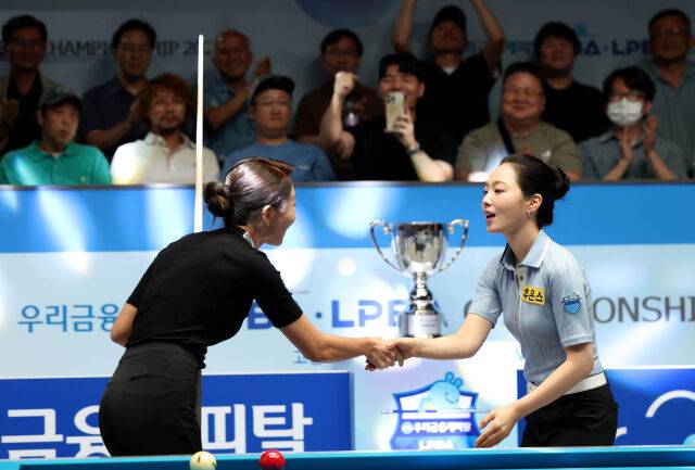 경기가 끝나고 악수하는 김가영(왼쪽)과 차유람./PBA