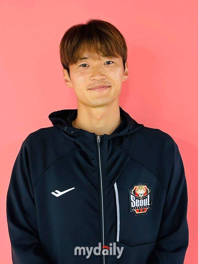 지난 21일 열린 전북 현대와 FC서울의 경기 후 믹스트존(공동 취재 구역)에서 인터뷰를 진행한 김진수/사진 = 최병진 기자