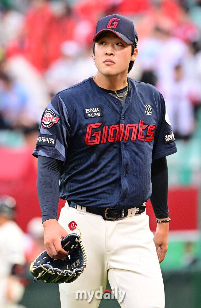 에레디아 홈런으로 1실점을 기록하며 마운드를 내려가는 아민석이 아쉬운 표정을 짓고 있다.