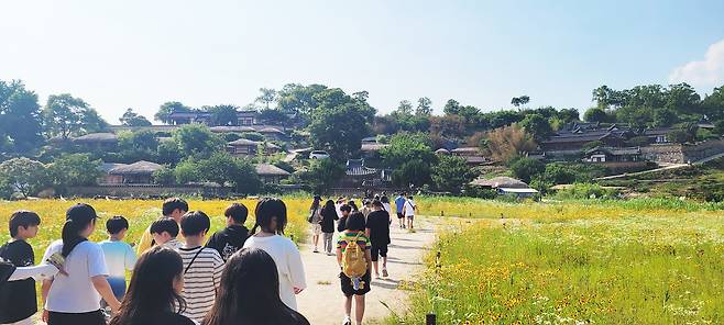 울릉도 초등5학년 학생들이  경주 양동마을에서 500년 전부터 이어온 전통 고택을 견학하고 있다[울릉교육 지원청 제공]