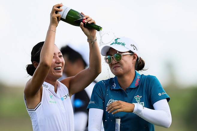 호주 교포 이민지(오른쪽)이 KPMG 여자 PGA 챔피언십에서 우승한 뒤 뉴질랜드 교포 리디아 고에게 샴페인 축하를 받고 있다. [AFP]