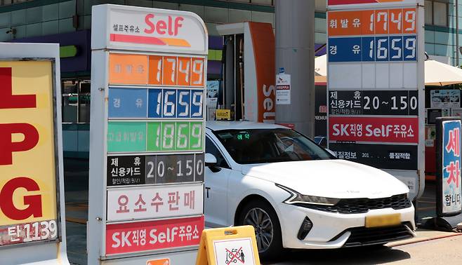 미국의 이란 핵시설 공습으로 중동 리스크가 확대되면서 중동발 석유 공급 차질로 유가와 운임 상승이 우려되는 22일 서울 시내의 한 주유소 앞 유가정보판에 가격이 표시돼 있다. [연합]