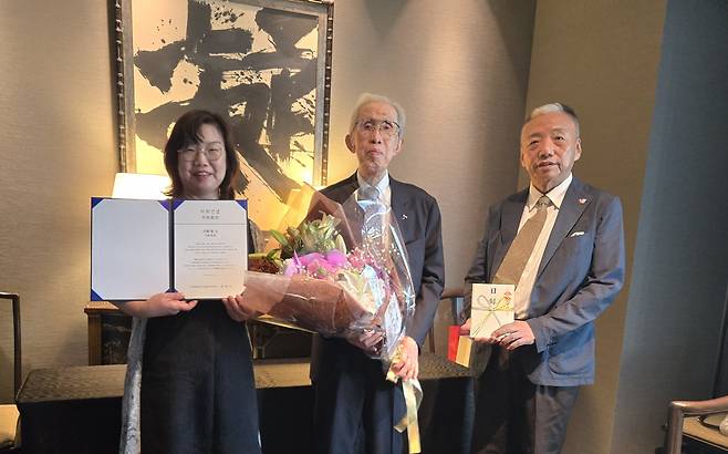 이훈(왼쪽부터) 재단법인 이희건 한일교류재단 고문, 이우에 사토시 전 산요전기 회장, 이경재 이희건 한일교류재단 이사가 시상식에서 기념촬영하고 있다. [신한금융그룹 제공]