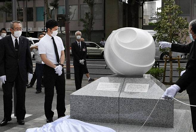 ‘이케부쿠로 폭주 참사’ 희생자 추념비를 제막하고 있다. [마이니치신문 갈무리]