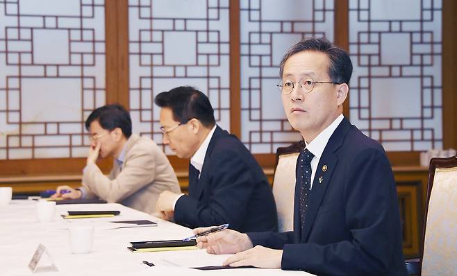 이형일 기획재정부 장관 직무대행 1차관이 23일 오전 서울 종로구 정부서울청사에서 열린 ‘중동사태 관계기관 합동 비상대응반 회의’를 주재, 모두발언을 하고 있다. [기획재정부 제공]